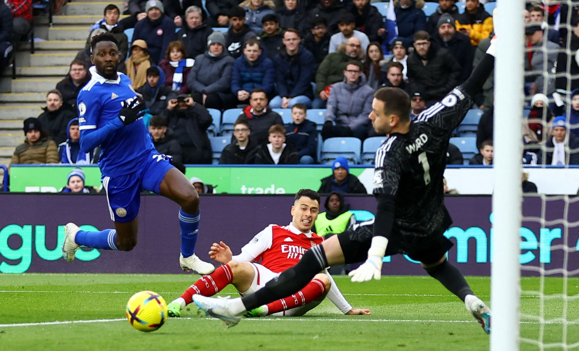 金黄色的海洋！湖人官方：今晚每名观众都有一件77号球衣.